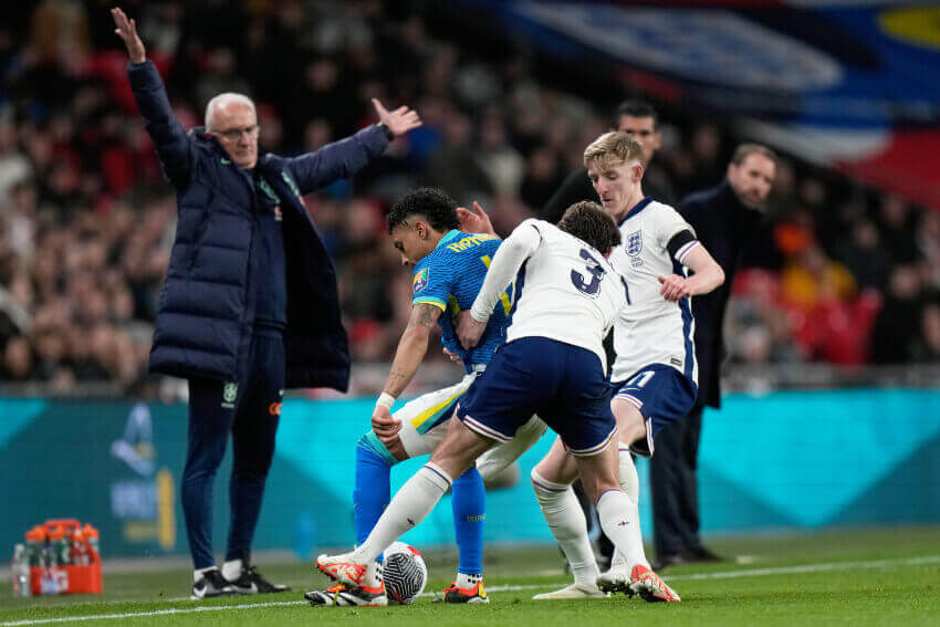 Jogo de futebol Brasil x Inglaterra